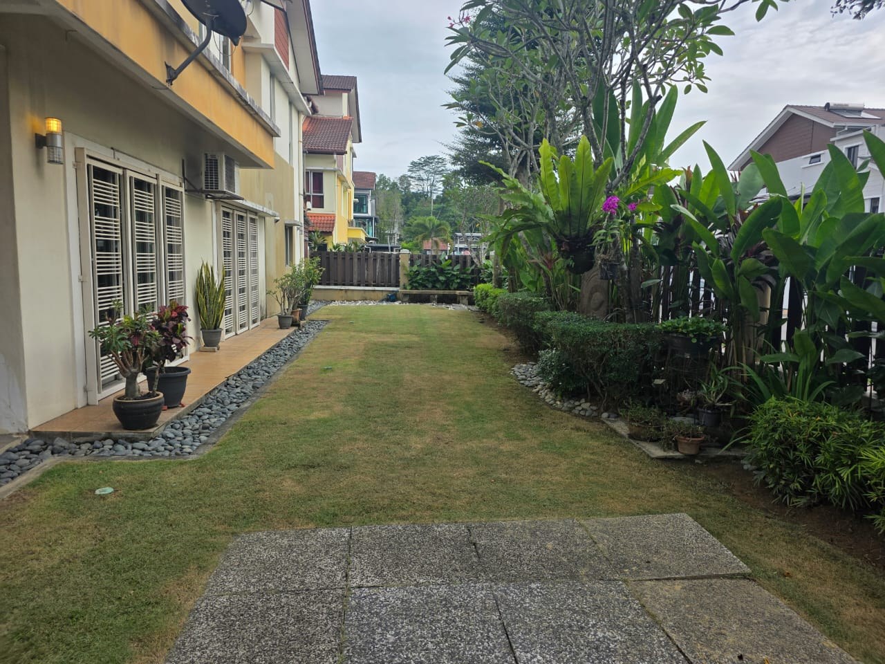 Wide side garden running beside the corner home